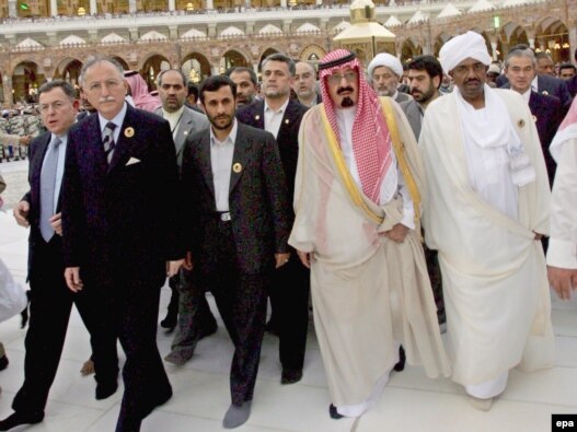 محمود احمدی‌نژاد در کنار شماری از 
رهبران جهان عرب در سفر سال ۸۴ خود به عربستان