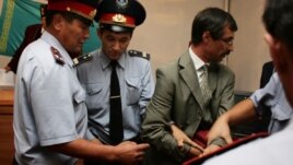 Полицейлер Евгений Жовтисті сот залынан әкетіп барады. Бақанас, 3 қыркүйек 2009 жыл.