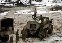 Russian forces taking water from a mountain stream (ITAR-TASS)