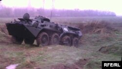 Қырғызстан мен Өзбекстан арасындағы даулы аймақта тұрған өзбек әскери көлігі.