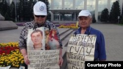 Владимир мен Валентина Тарасовтар қаза тапқан ұлдары Григорий Тарасовтың қазасын дұрыс тексеруді талап етіп тұр. Өскемен, 6 шілде 2016 жыл.