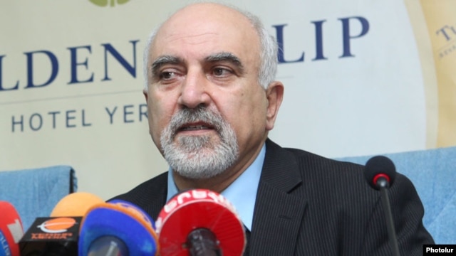 Armenia - Presidential candidate Paruyr Hayrikian gives a press conference in Yerevan, 5Feb2013.