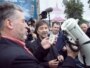 Ведущий митинга-концерта Артемий Троицкий осваивает непривычную звукоаппаратуру