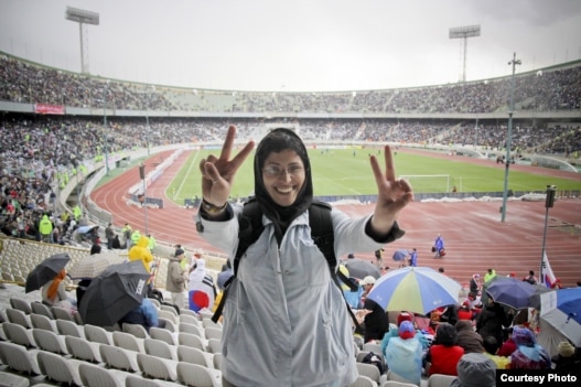 مریم مجد، خبرنگار- عکاس ایرانی در ورزشگاه آزادی