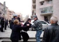 Security officer scuffles with unidentified man in Yerevan on March 21 (photos by independent journalist Gagik Shamshian) (RFE/RL)