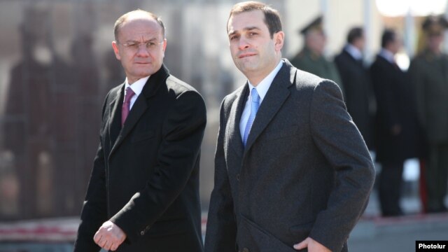 Armenia -- Defense Minister Seyran Ohanian (L) and his Georgian counterpart Irakli Alasania meet in Yerevan, 7Mar2013.