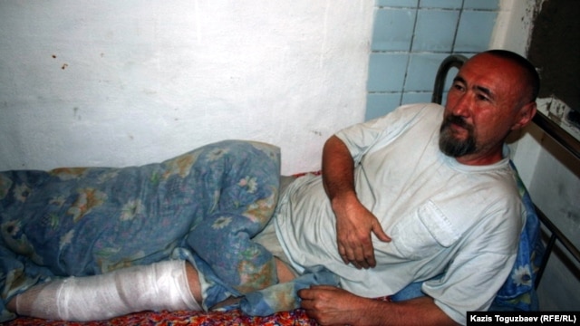 Поэт и диссидент Арон Атабек после ранения в ногу во время акции протеста против сноса домов жителей поселка Бакай близ Алматы. Алматы, 13 мая 2006 года. 
