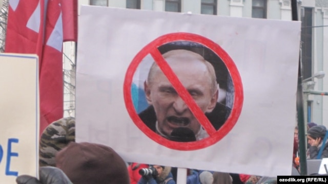 An opposition demonstration on Pushkin Square in Moscow -- bloggers have accused a state TV report of spreading lies and false information. 