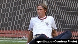 Zenit St. Petersbeurg goalkeeper Anton Shunin goalkeeper suffered a cornea burn after a firework exploded near him at Dynamo Moscow's stadium on December 17.