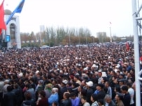 Bishkek residents celebrating the new constitution on November 9 (RFE/RL)