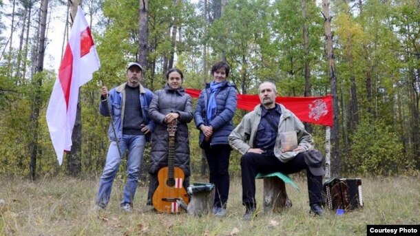 Андрэй Мельнікаў з удзельнікамі Талькаўскага фэсту. 2013 год