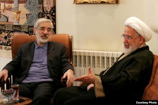 مهدی کروبی (راست) و میر حسین موسوی در هفته اخیر بار دیگر با یکدیگر دیدار و در باره مسائل پیش روی جنبش سبز گفت و گو کردند.