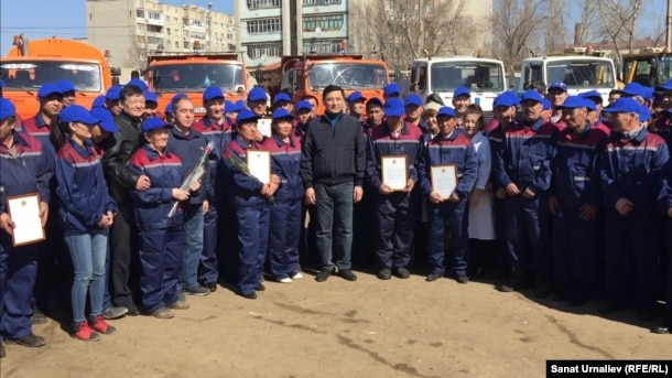 Батыс Қазақстан облысы әкімі Алтай Көлгінов (ортада) жол пайдалану кәсіпорны ұжымымен бірге суретке түсіп тұр. Орал, 9 сәуір 2016 жыл.