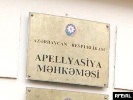 Apellyasiya Məhkəməsi hadisənin məhkəmə binasından kənarda baş verdiyini deyir