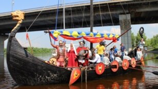 Науковці презентували реконструйовану бойову лодію Київської Русі IX-XI століть. Лодія має назву «Князь Володимир» і приурочена до 1025-річчя Хрещення Русі