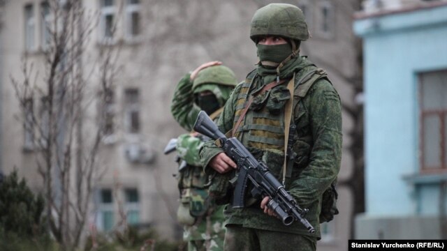 Вооруженные российские солдаты в Симферополе, 2 марта 2014 года 