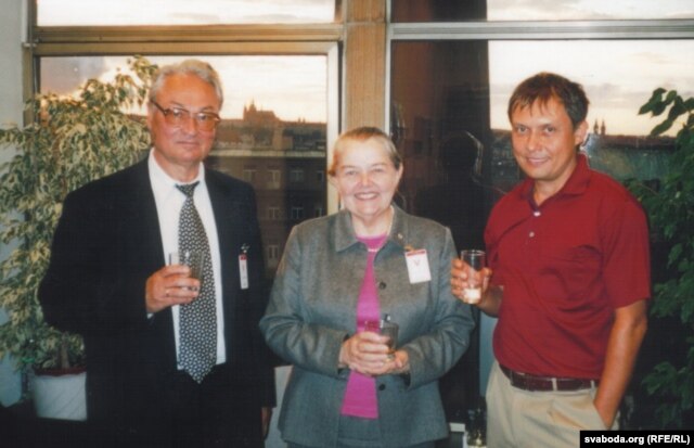 Генадзь Бураўкін, Івонка Сурвіла і Аляксандар Лукашук. Прага, 2004 год.