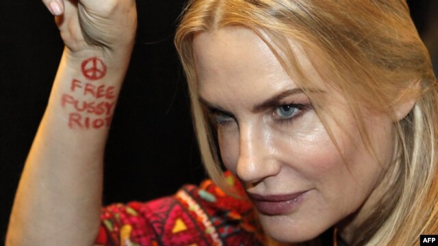 Hollywood S Daryl Hannah Has Pussy Riot Up Her Sleeve