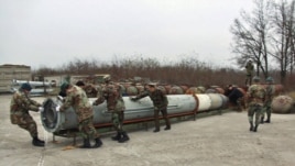 Dezasamblarea unei rachete sol-aer S200 de către militari moldoveni, într-un proiect de dezarmare asistat de OSCE.