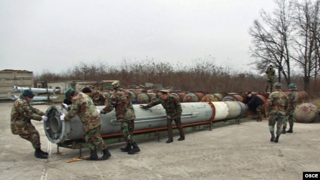Dezasamblarea unei rachete sol-aer S200 de către militari moldoveni, într-un proiect de dezarmare asistat de OSCE.