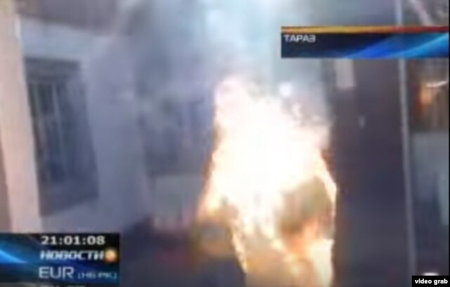Кадр из видеосюжета КТК о попытке самосожжения в Таразе 3 мая 2011 года.