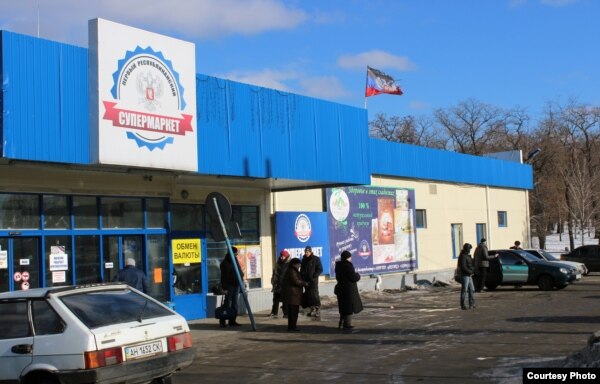 "Россия", "Путинка" и Депардье: студентка показала, как живет оккупированный Донецк