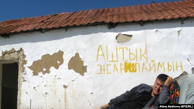 Оралбай Аманбай Андабаев наразылық танытып жатыр. Ақтөбе, 5 тамыз 2011 жыл