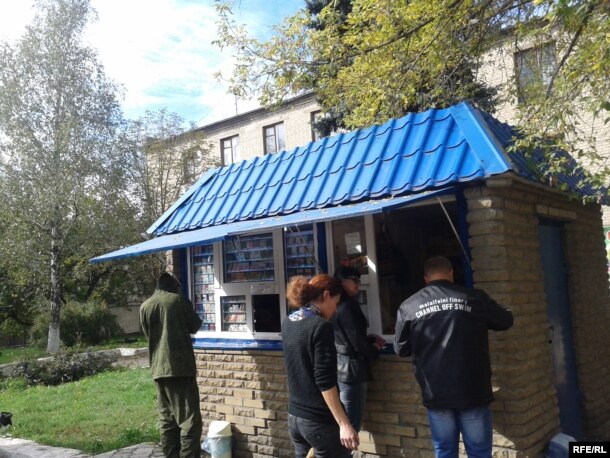 Кіоск, дві третини якого торгують цигарками, та одна третина – ватрушками