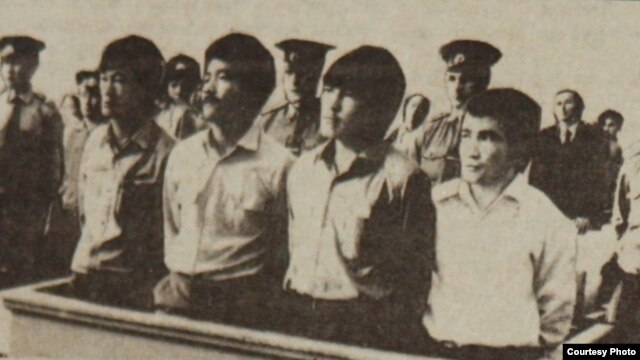 1986 жылғы желтоқсан көтерілісіне қатысқан төртеу (солдан оңға): Ертай Көпесбаев, Түгелбай Тәшенов, Қайрат Рысқұлбеков, Қайыргелді Күзембаев сотта тұр. Алматы, 16 маусым 1987 жыл. (Юрий Беккер түсірген сурет)