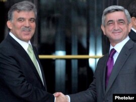 Թուրքիա - Թուրքիայի նախագահ Աբդուլա Գյուլը (ձ) ողջունում է Հայաստանի նախագահ Սերժ Սարգսյանին Բուրսայում, 14-ը հոկտեմբերի, 2009թ.