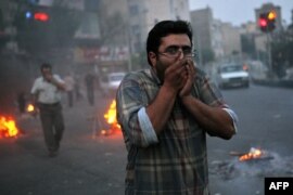Polis nümayişi dağıtmaq üçün gözyaşardıcı qazdan istifadə edir, 20 iyun 2009