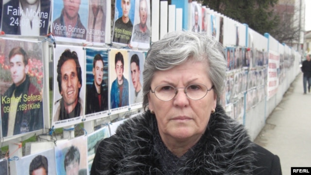 Nesrete Kumnova kod zida sa fotografijama nestalih, Priština - fotografija iz arhive