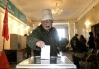 A Kyrgyz voter casts a ballot on 27 February (file photo)