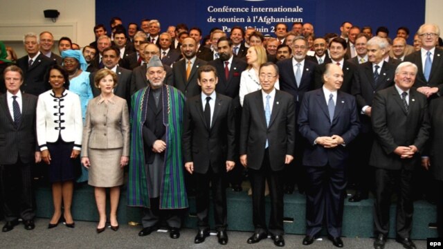 A family photo of participants at an international donors' conference for Afghanistan that took place in Paris in June 2008