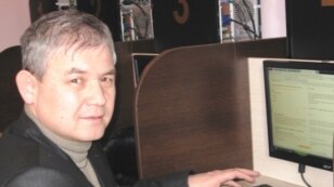 Претендент в президенты Казахстана Уалихан Кайсаров отвечает на вопросы онлайн-конференции радио Азаттык. Астана, 10 февраля 2011 года.