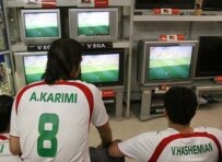 Iranian men watching a soccer match in an electronics store (Fars)
