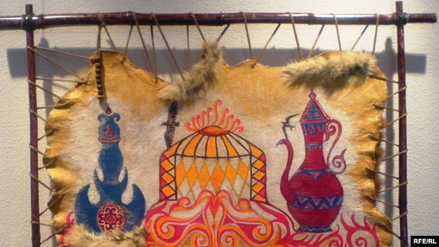 Атақтылардың кеуделері түсіп жатқан суреттері