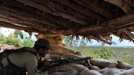 Ushtari pakistanez në një bunker në rrethin Orkazai afër kufirit Pakistan - Afganistan