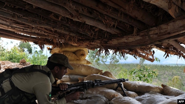 Ushtari pakistanez në një bunker në rrethin Orkazai afër kufirit Pakistan - Afganistan