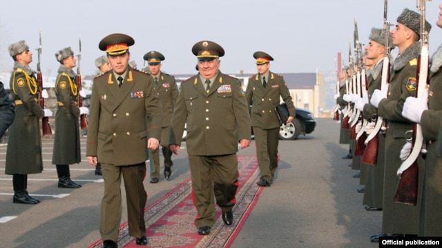 Armenia - General Valery Gerasimov (L), chief of staff of Russia's armed forces, and his Armenian counterpart, General Yuri Khachaturov, inspect an honor guard before their talks in Yerevan, 15Feb2013.