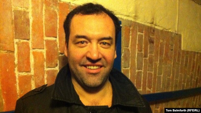 Vladimir Cherdakov, a famous Russian musician from Narva, resents that his wife cannot acquire Estonian citizenship.