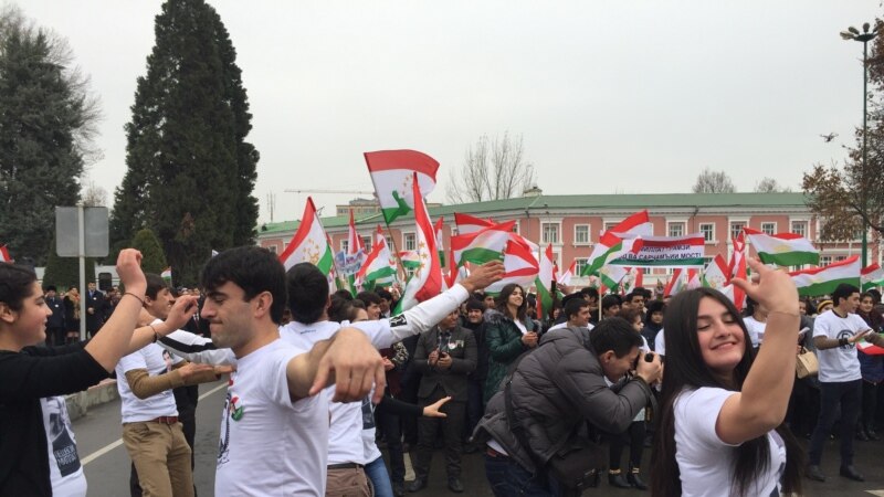 Акция в поддержку закона о «лидере нации» в Душанбе