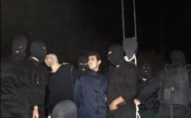 Дарға асуға полицейлер екі адамды алып келді. Иран, Тегеран, 20 қаңтар 2013 жыл.