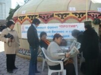 Kyrgyz demonstrators set up yurts in downtown Bishkek as part of antipresidential protests (RFE/RL)