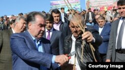 Тәжікстан президенті Эмомали Рахмон халықпен кездесуде. Хизор ауданы, 25 ақпан 2016 жыл.