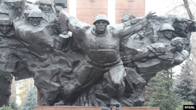 Әскердегі сексуалды қыздар Ұйықтап жатқан кездегі порно