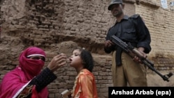 A Pakistani health worker administers a polio vaccine to a child in Peshawar. (file photo)