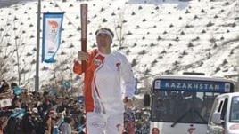 Казахстанский лыжник Владимир Смирнов, чемпион Олимпиады 1994 года, бежит во время эстафеты олимпийского огня. Алматы, апрель 2008 года.
