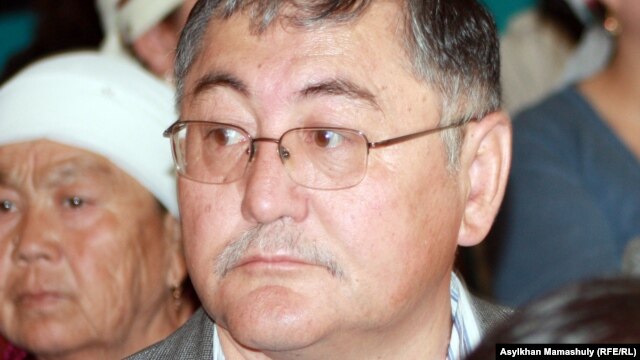 Рысбек Сәрсенбайұлы Шетпе оқиғасы бойынша өтіп жатқан сотқа қатысып отыр. Ақтау, 17 сәуір 2012 жыл.