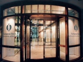 Вход в здание офиса Европейского банка реконструкции и развития (ЕБРР) в Лондоне.